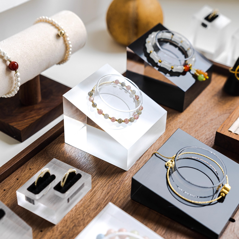 Akrilo apyrankių demonstravimo stovas, aukštos kokybės, akrilo konstrukcija, purškiamo plastiko apdaila, 2025 m. ruduo