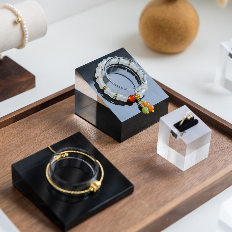 Akrilo apyrankių demonstravimo stovas, aukštos kokybės, akrilo konstrukcija, purškiamo plastiko apdaila, 2025 m. ruduo