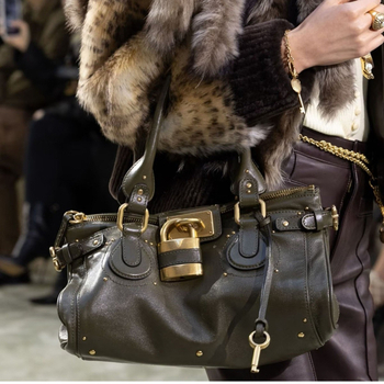 PU Kelly rankinė su spyna uždarymu, horizontalaus kvadrato formos, vidinė užtrauktuko kišenė ir dokumentų kišenė.