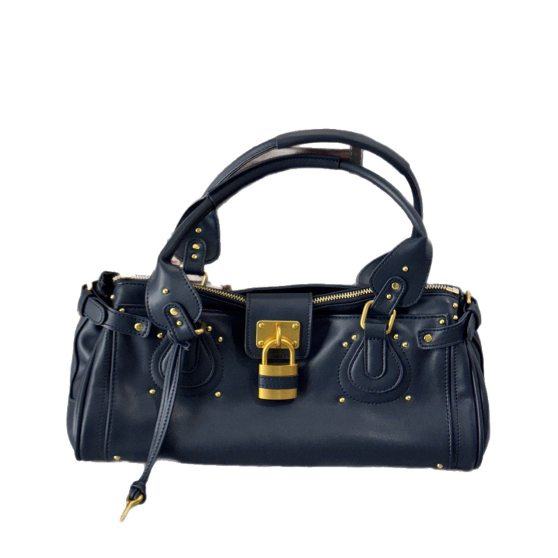 PU Kelly rankinė su spyna uždarymu, horizontalaus kvadrato formos, vidinė užtrauktuko kišenė ir dokumentų kišenė.