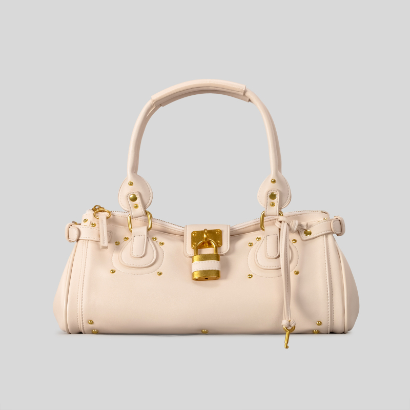 PU Kelly rankinė su spyna uždarymu, horizontalaus kvadrato formos, vidinė užtrauktuko kišenė ir dokumentų kišenė.