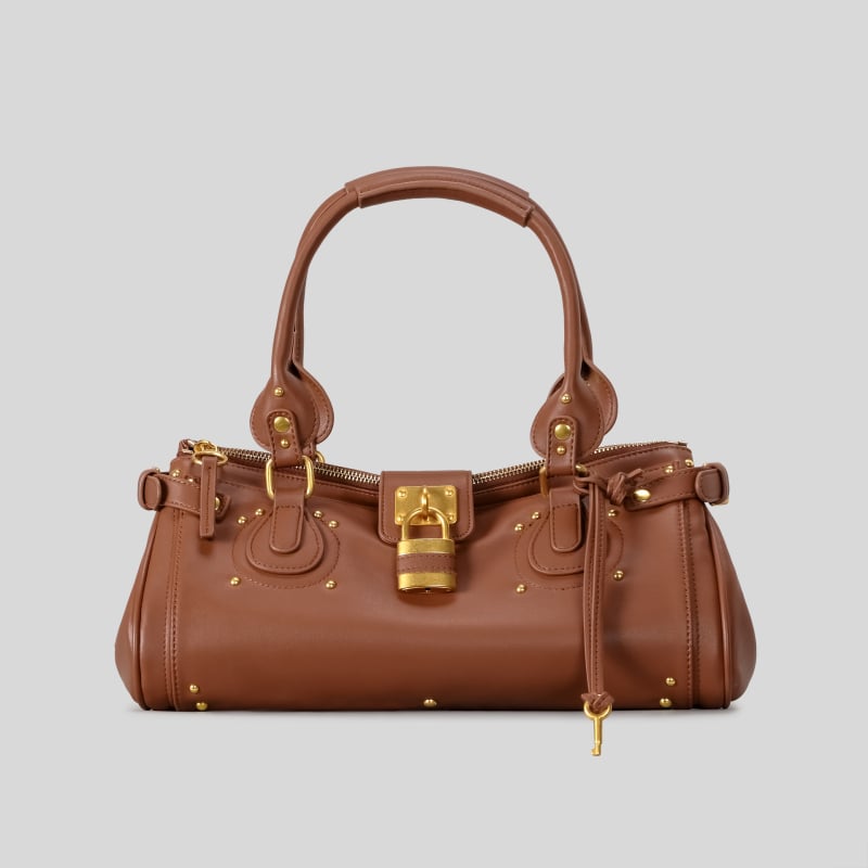 PU Kelly rankinė su spyna uždarymu, horizontalaus kvadrato formos, vidinė užtrauktuko kišenė ir dokumentų kišenė.