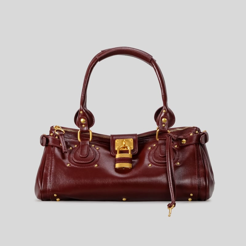 PU Kelly rankinė su spyna uždarymu, horizontalaus kvadrato formos, vidinė užtrauktuko kišenė ir dokumentų kišenė.