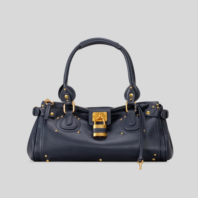 PU Kelly rankinė su spyna uždarymu, horizontalaus kvadrato formos, vidinė užtrauktuko kišenė ir dokumentų kišenė.