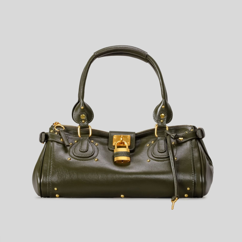 PU Kelly rankinė su spyna uždarymu, horizontalaus kvadrato formos, vidinė užtrauktuko kišenė ir dokumentų kišenė.