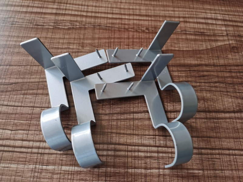 Aizkaru stieņa stiprinājums ar āķi | Materiāls: cinka sakausējums; Tips: universāls; Stils: moderns un vienkāršs