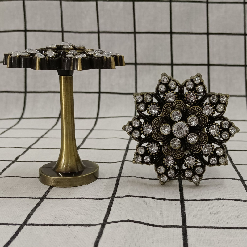 Sniega pārslas formas taisnais aizkaru āķis, cinka sakausējums + rhinestones, modelis Qx--014, piemērots karājamām aizkarēm, iekļauti skrūves un gumijas vāciņi