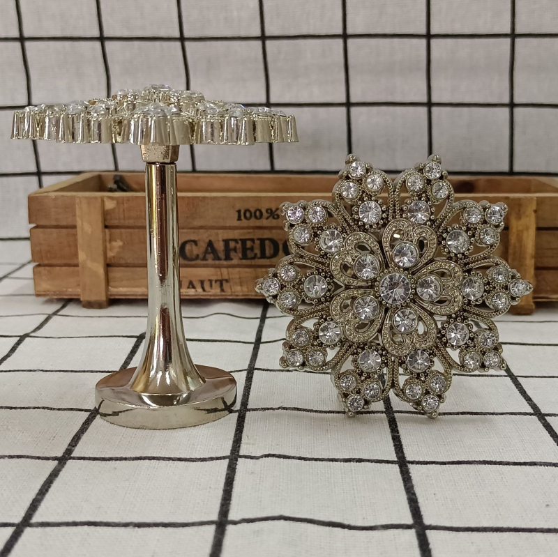 Sniega pārslas formas taisnais aizkaru āķis, cinka sakausējums + rhinestones, modelis Qx--014, piemērots karājamām aizkarēm, iekļauti skrūves un gumijas vāciņi