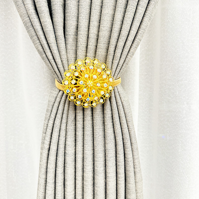 Завесна катарама от сплав с магнит, пружина и ABS вложка — модерен минимализъм