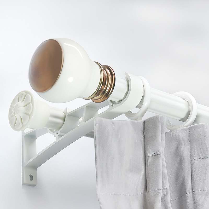 Carrey sērijas aizkaru relu sistēma – alumīnija sakausējums, sānu uzstādīšana, vienrindu un divrindu vadība, mūsdienīgs minimālisks stils, piederumi iekļauti