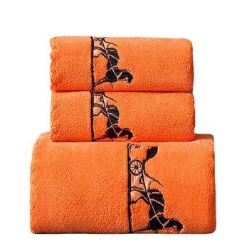 Комплект кърпи за баня в подаръчна кутия от коралов флис, три части, 700 г, бродиран логотип, налична персонализация