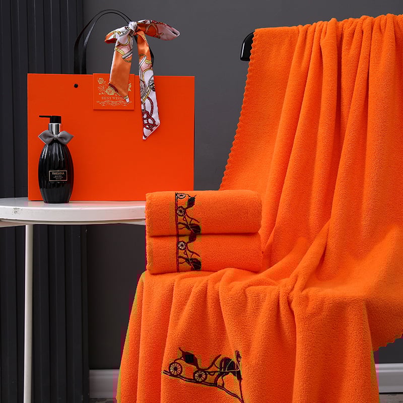 Комплект кърпи за баня в подаръчна кутия от коралов флис, три части, 700 г, бродиран логотип, налична персонализация