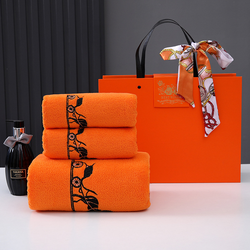 Комплект кърпи за баня в подаръчна кутия от коралов флис, три части, 700 г, бродиран логотип, налична персонализация