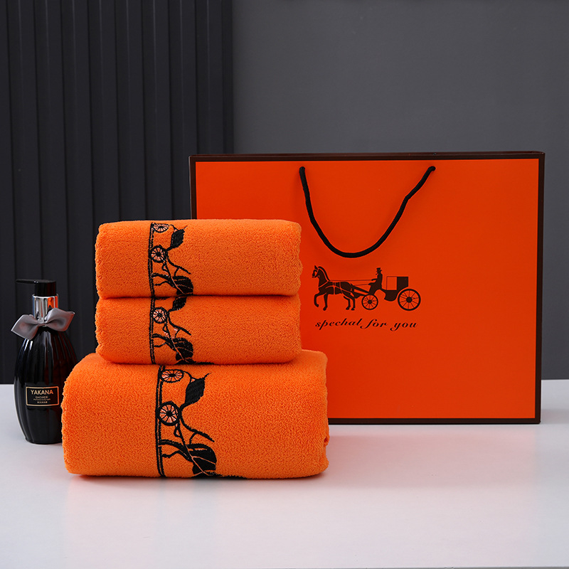 Комплект кърпи за баня в подаръчна кутия от коралов флис, три части, 700 г, бродиран логотип, налична персонализация