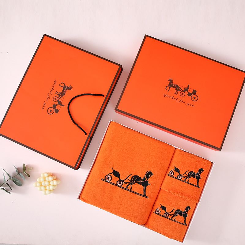 Комплект кърпи за баня в подаръчна кутия от коралов флис, три части, 700 г, бродиран логотип, налична персонализация