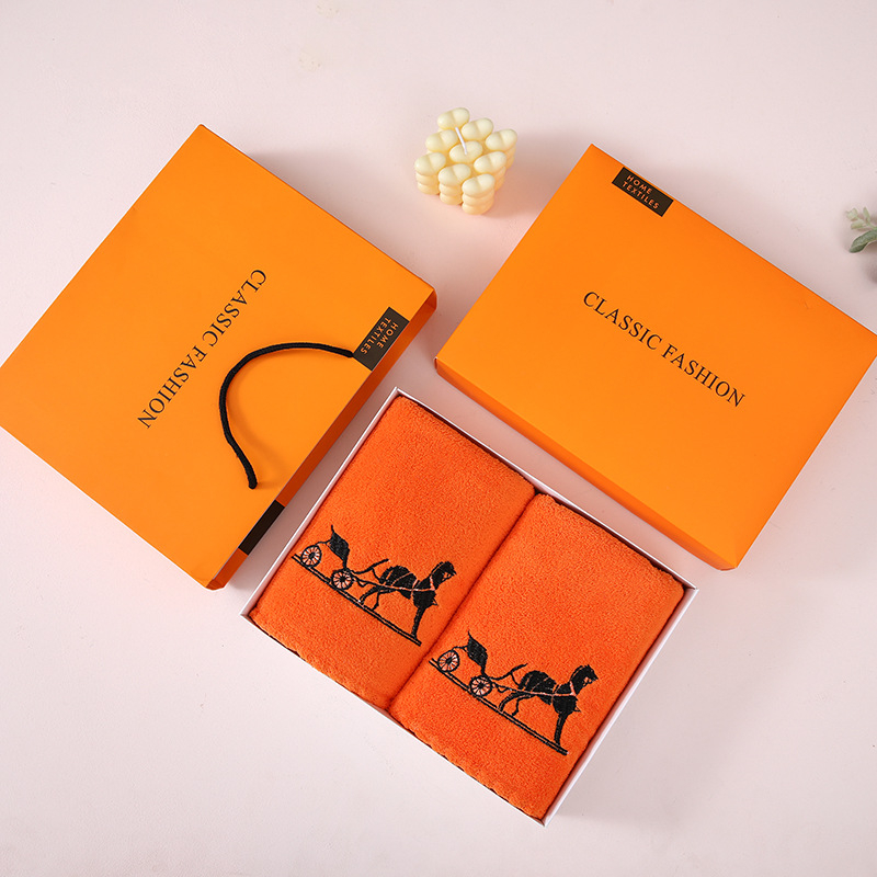 Комплект кърпи за баня в подаръчна кутия от коралов флис, три части, 700 г, бродиран логотип, налична персонализация