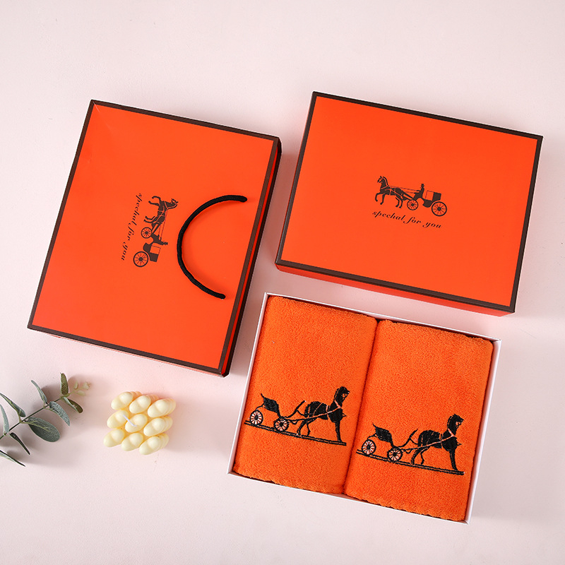 Комплект кърпи за баня в подаръчна кутия от коралов флис, три части, 700 г, бродиран логотип, налична персонализация