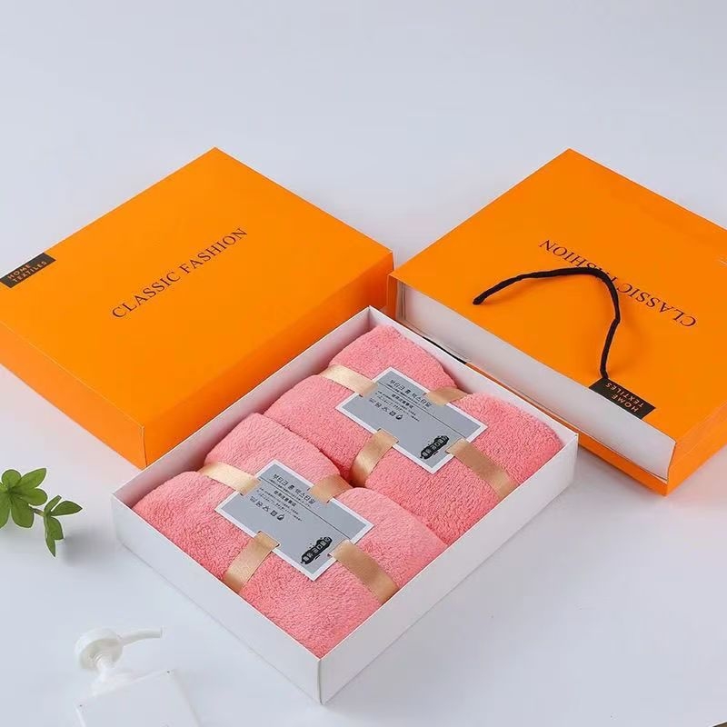 Комплект кърпи в подаръчна кутия — коралов плюш, абсорбиращи кърпи, сет от две кърпи, около 130 г за всяка, възможност за лого
