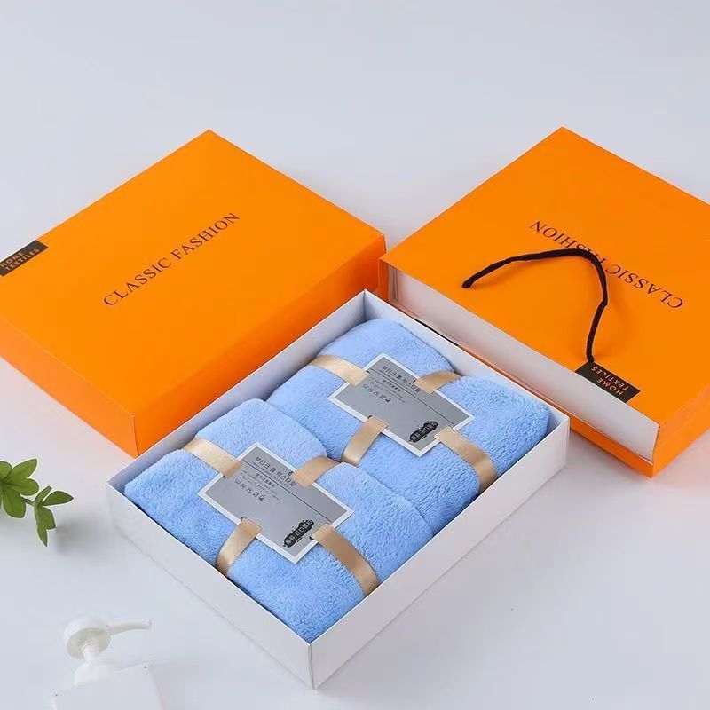 Комплект кърпи в подаръчна кутия — коралов плюш, абсорбиращи кърпи, сет от две кърпи, около 130 г за всяка, възможност за лого