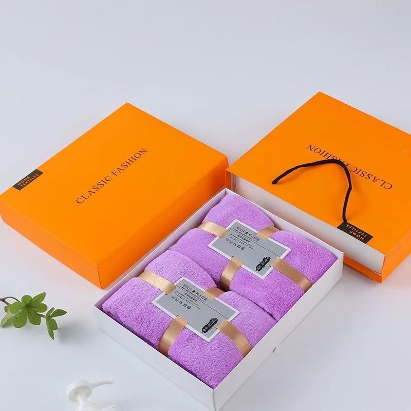 Комплект кърпи в подаръчна кутия — коралов плюш, абсорбиращи кърпи, сет от две кърпи, около 130 г за всяка, възможност за лого