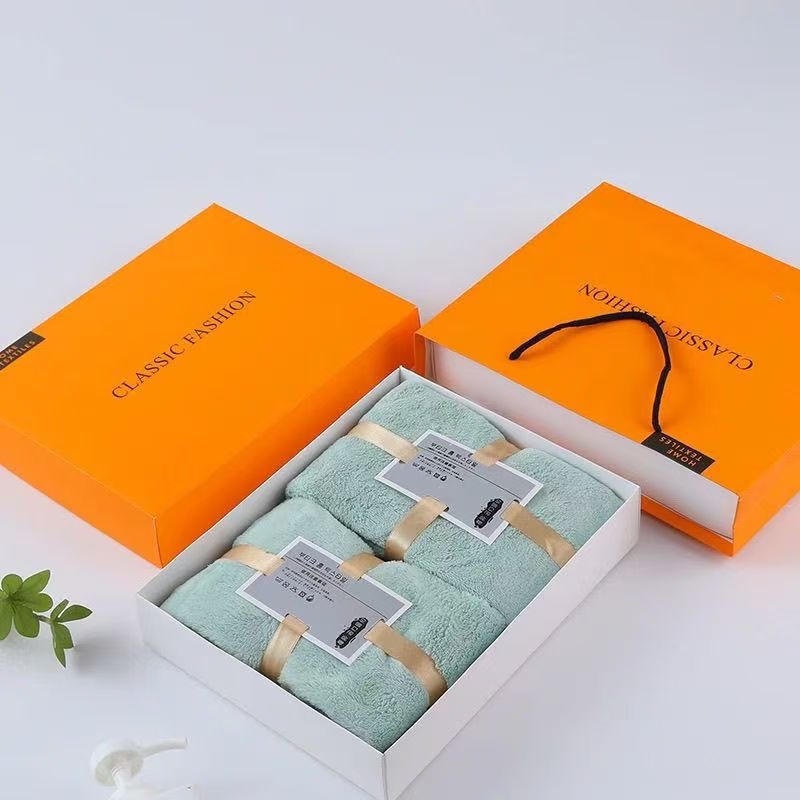 Комплект кърпи в подаръчна кутия — коралов плюш, абсорбиращи кърпи, сет от две кърпи, около 130 г за всяка, възможност за лого