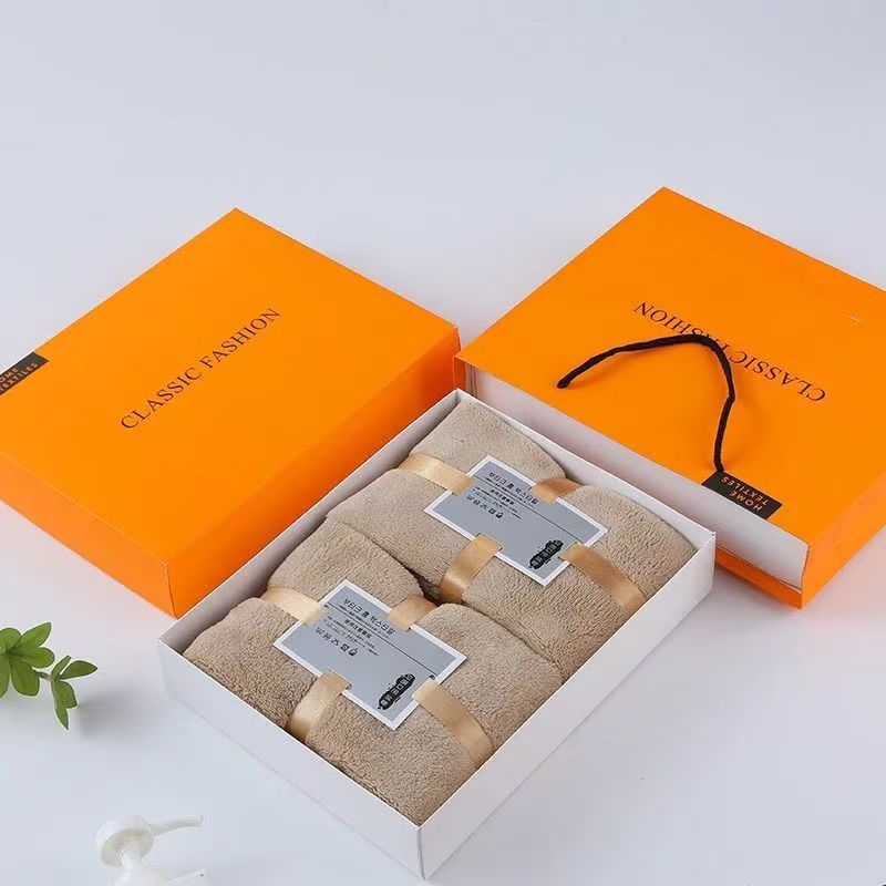 Комплект кърпи в подаръчна кутия — коралов плюш, абсорбиращи кърпи, сет от две кърпи, около 130 г за всяка, възможност за лого