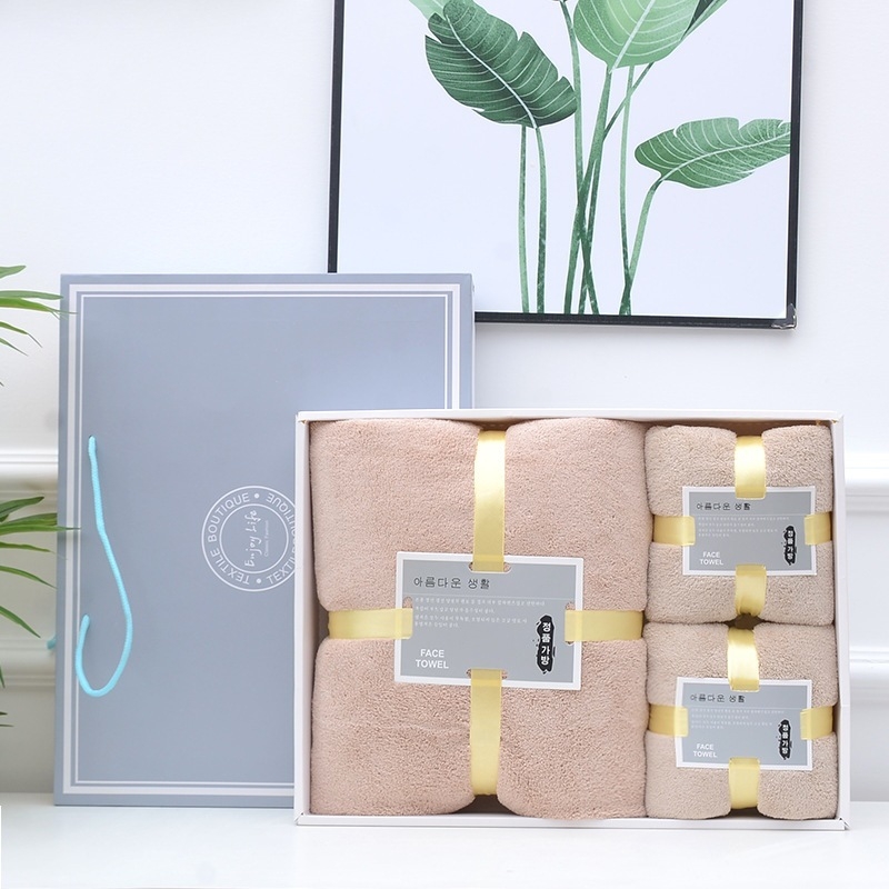 Set prosoape Coral fleece într-o cutie cadou, trei piese, 600 g în total, țesătură simplă, brocart poliester