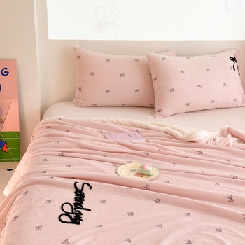 Deka od mliječnog fleiesa | Geometrijski i karikaturalni uzorak | Težina 1500–2000 g | Za sve sezone | INS stil