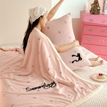 Deka od mliječnog fleiesa | Geometrijski i karikaturalni uzorak | Težina 1500–2000 g | Za sve sezone | INS stil