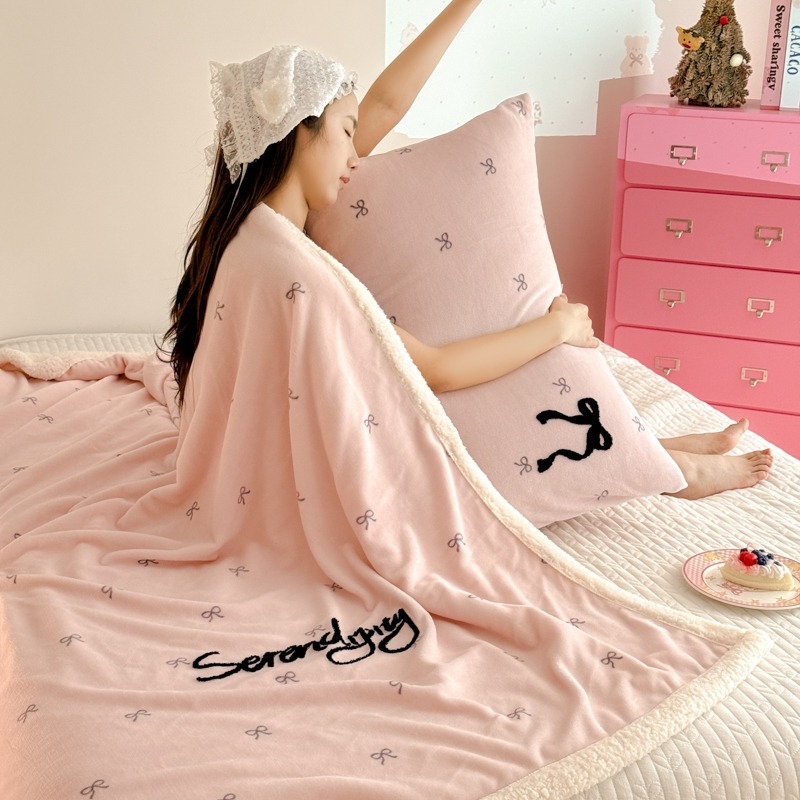 Deka od mliječnog fleiesa | Geometrijski i karikaturalni uzorak | Težina 1500–2000 g | Za sve sezone | INS stil