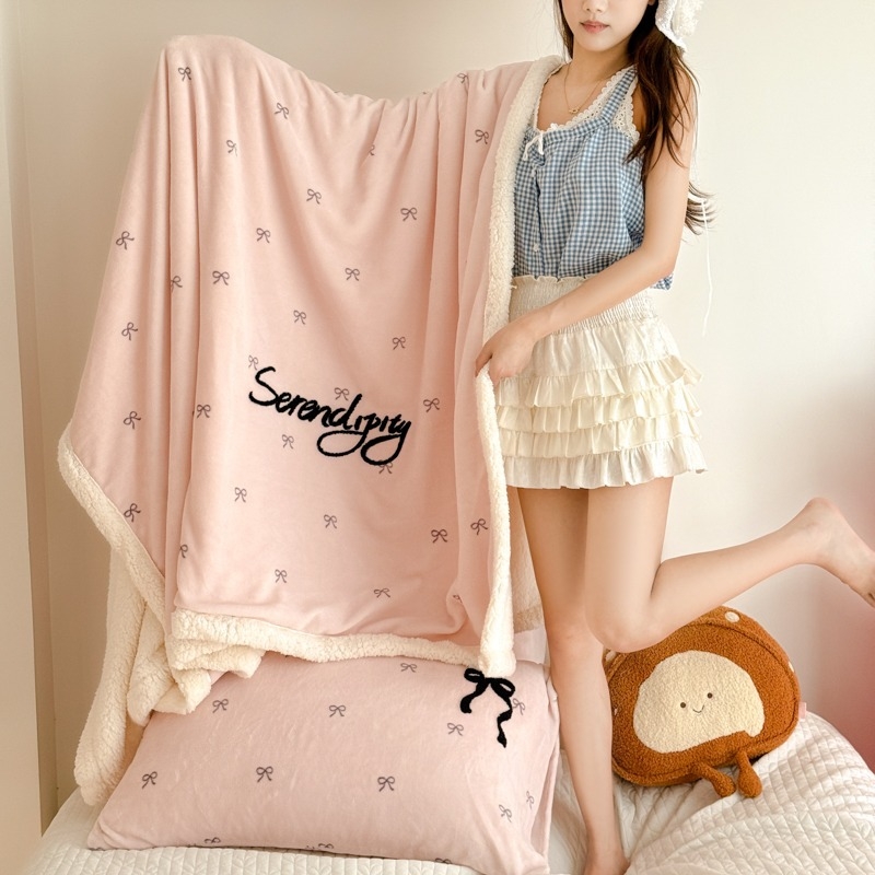 Deka od mliječnog fleiesa | Geometrijski i karikaturalni uzorak | Težina 1500–2000 g | Za sve sezone | INS stil