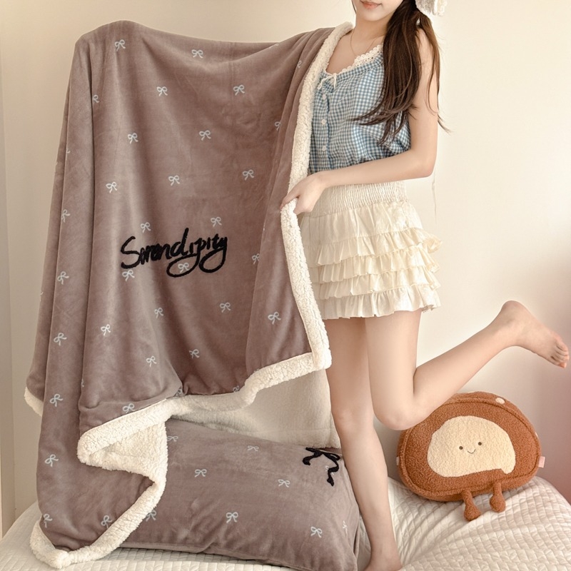 Deka od mliječnog fleiesa | Geometrijski i karikaturalni uzorak | Težina 1500–2000 g | Za sve sezone | INS stil