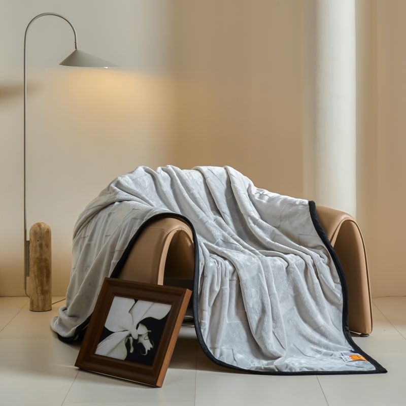 Deka od mliječne vune | Poliester • Težina 1500–2000 g • Za sve sezone • Stil: moderni jednostavnost
