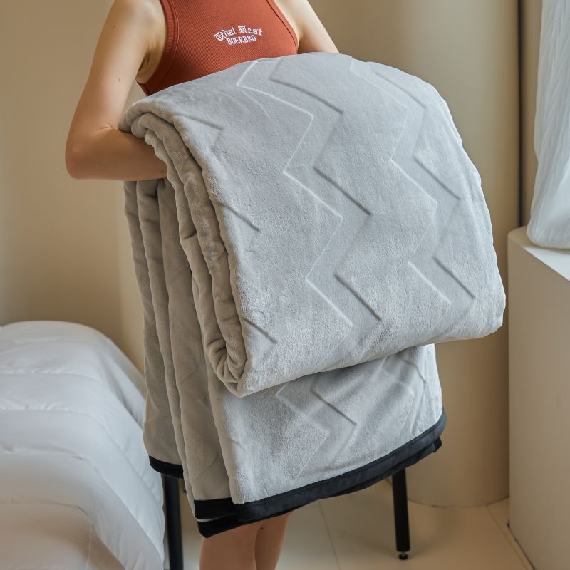 Deka od mliječne vune | Poliester • Težina 1500–2000 g • Za sve sezone • Stil: moderni jednostavnost
