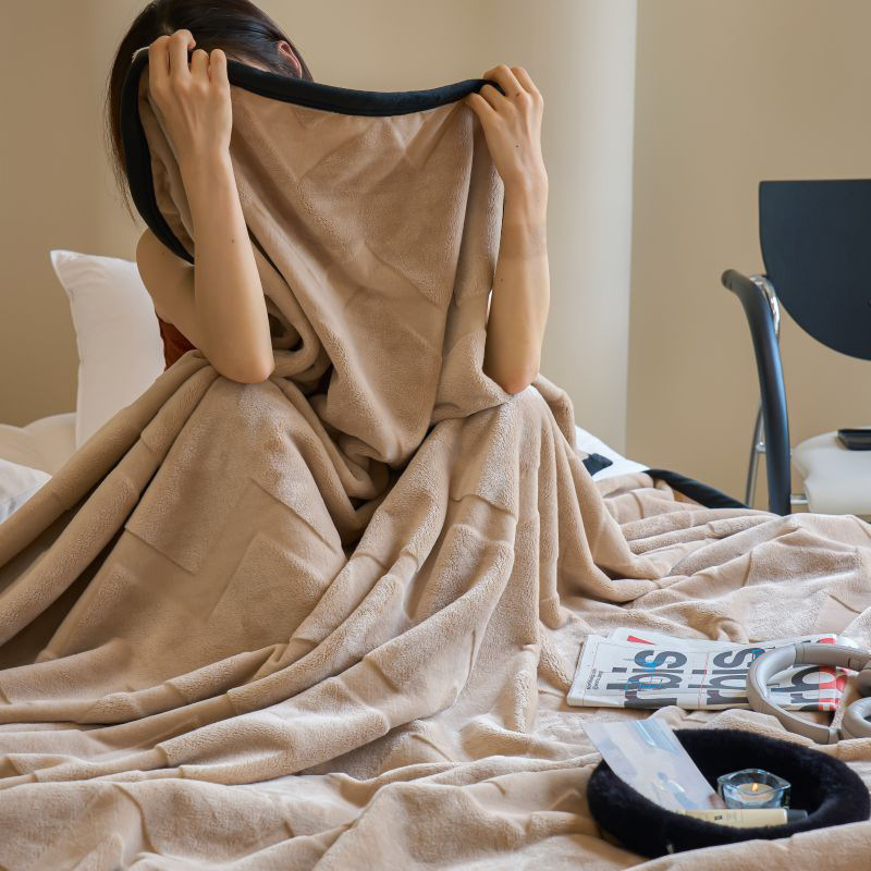 Deka od mliječne vune | Poliester • Težina 1500–2000 g • Za sve sezone • Stil: moderni jednostavnost