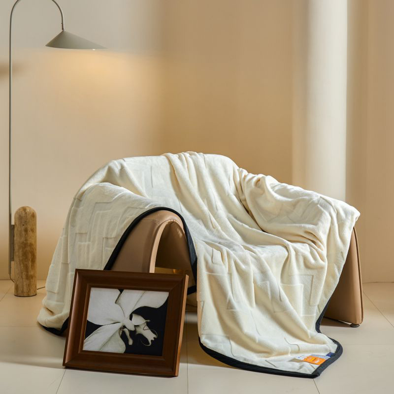 Deka od mliječne vune | Poliester • Težina 1500–2000 g • Za sve sezone • Stil: moderni jednostavnost