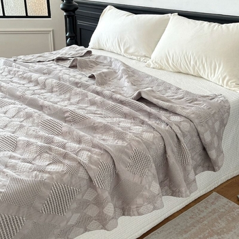 Pamukovo gauzasto ćebe-ručnik od pamuka s hollow jacquard pletenjem; reaktivno bojenje; pogodno za proljeće i jesen; težina 0.55–1.0 kg; jednostavan, moderan stil.