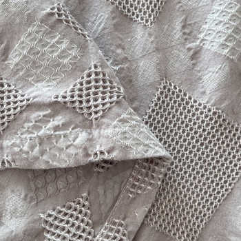 Pamukovo gauzasto ćebe-ručnik od pamuka s hollow jacquard pletenjem; reaktivno bojenje; pogodno za proljeće i jesen; težina 0.55–1.0 kg; jednostavan, moderan stil.