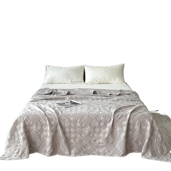 Pamukovo gauzasto ćebe-ručnik od pamuka s hollow jacquard pletenjem; reaktivno bojenje; pogodno za proljeće i jesen; težina 0.55–1.0 kg; jednostavan, moderan stil.