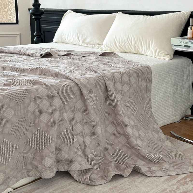 Pamukovo gauzasto ćebe-ručnik od pamuka s hollow jacquard pletenjem; reaktivno bojenje; pogodno za proljeće i jesen; težina 0.55–1.0 kg; jednostavan, moderan stil.