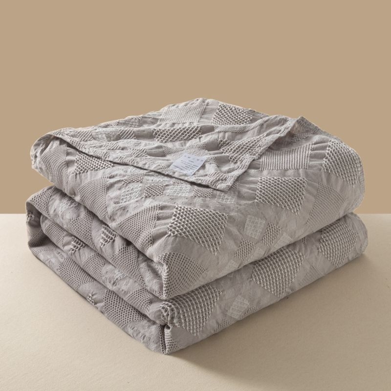 Pamukovo gauzasto ćebe-ručnik od pamuka s hollow jacquard pletenjem; reaktivno bojenje; pogodno za proljeće i jesen; težina 0.55–1.0 kg; jednostavan, moderan stil.