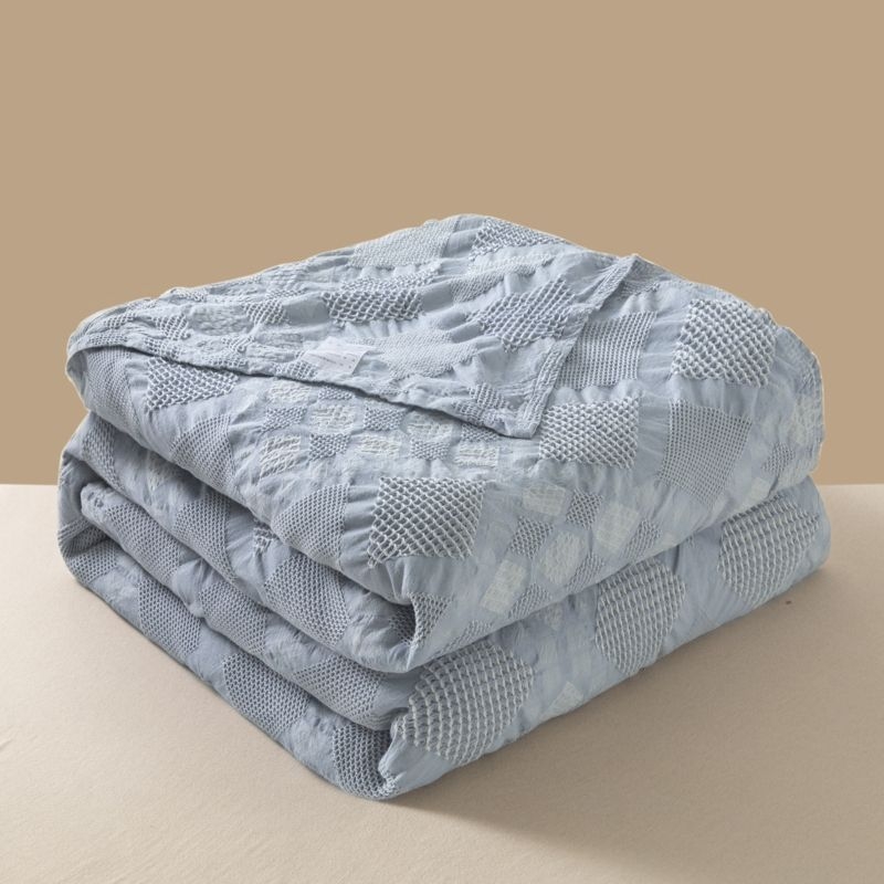 Pamukovo gauzasto ćebe-ručnik od pamuka s hollow jacquard pletenjem; reaktivno bojenje; pogodno za proljeće i jesen; težina 0.55–1.0 kg; jednostavan, moderan stil.