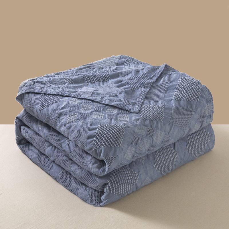 Pamukovo gauzasto ćebe-ručnik od pamuka s hollow jacquard pletenjem; reaktivno bojenje; pogodno za proljeće i jesen; težina 0.55–1.0 kg; jednostavan, moderan stil.