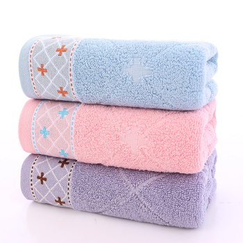 Pamut jacquard fürdőtörölköző, elülső oldal 32 szál, hátsó oldal 14 szál; tömeg 140–170 g; törölköző arc- és testhasználatra