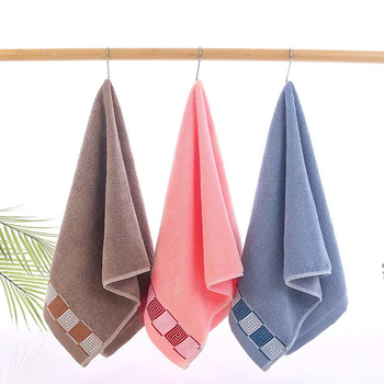 Pamut jacquard fürdőtörölköző, elülső oldal 32 szál, hátsó oldal 14 szál; tömeg 140–170 g; törölköző arc- és testhasználatra