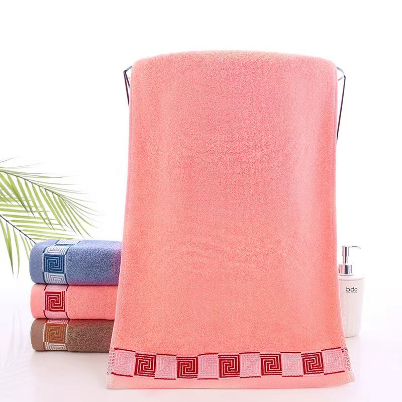 Pamut jacquard fürdőtörölköző, elülső oldal 32 szál, hátsó oldal 14 szál; tömeg 140–170 g; törölköző arc- és testhasználatra