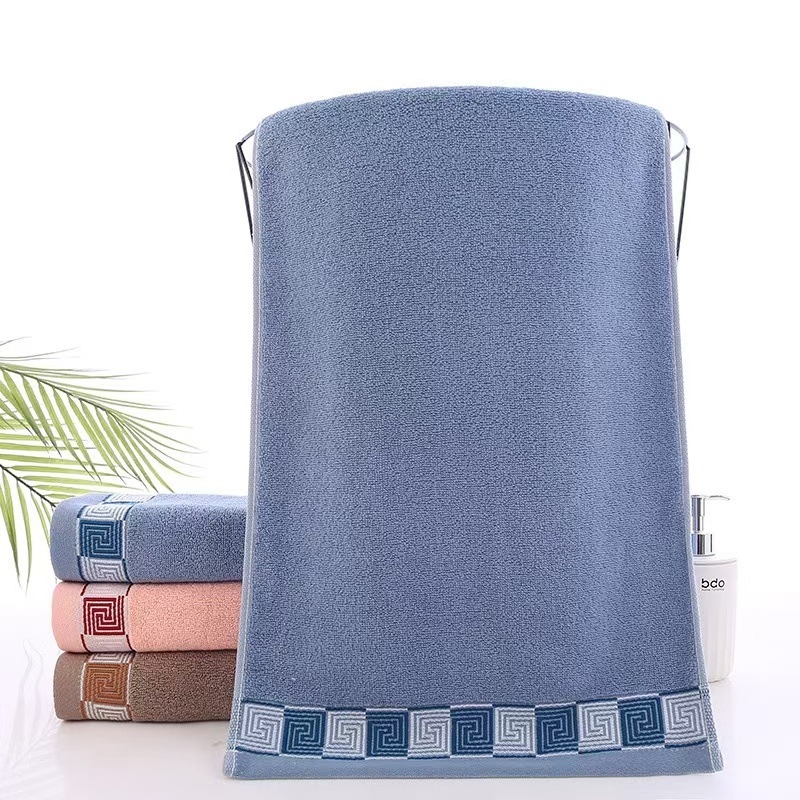 Pamut jacquard fürdőtörölköző, elülső oldal 32 szál, hátsó oldal 14 szál; tömeg 140–170 g; törölköző arc- és testhasználatra