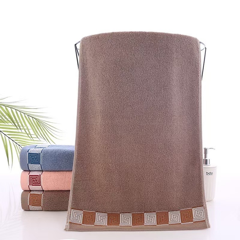 Pamut jacquard fürdőtörölköző, elülső oldal 32 szál, hátsó oldal 14 szál; tömeg 140–170 g; törölköző arc- és testhasználatra