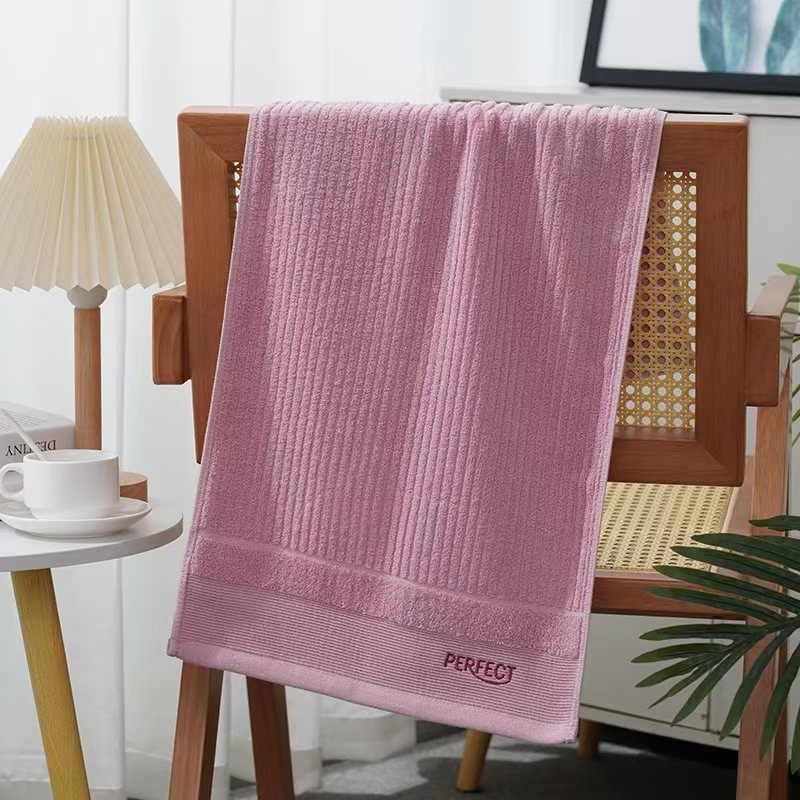 Debeli pamuk ručnik za kupanje, 32s pređa, 100–120 g, Jacquard tkanina i izvezeni dizajn