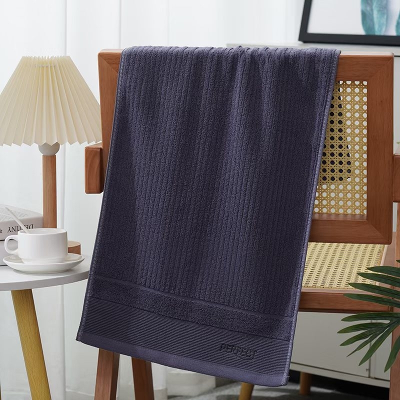 Debeli pamuk ručnik za kupanje, 32s pređa, 100–120 g, Jacquard tkanina i izvezeni dizajn